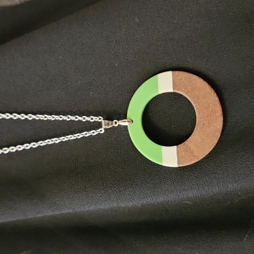 Paparazzi Plastic Pendant Necklace